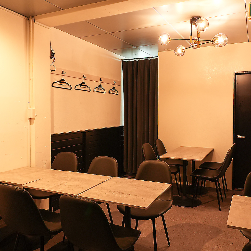 全20席の店内は少人数から貸切OK。豊富なドリンクと自慢の料理で、宴会や懇親会など多彩な場面に◎