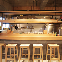 【カウンター席】お一人様でもお気軽にお越しいただけます。 お仕事帰りなど、気兼ねなくご利用いただけるお席です。