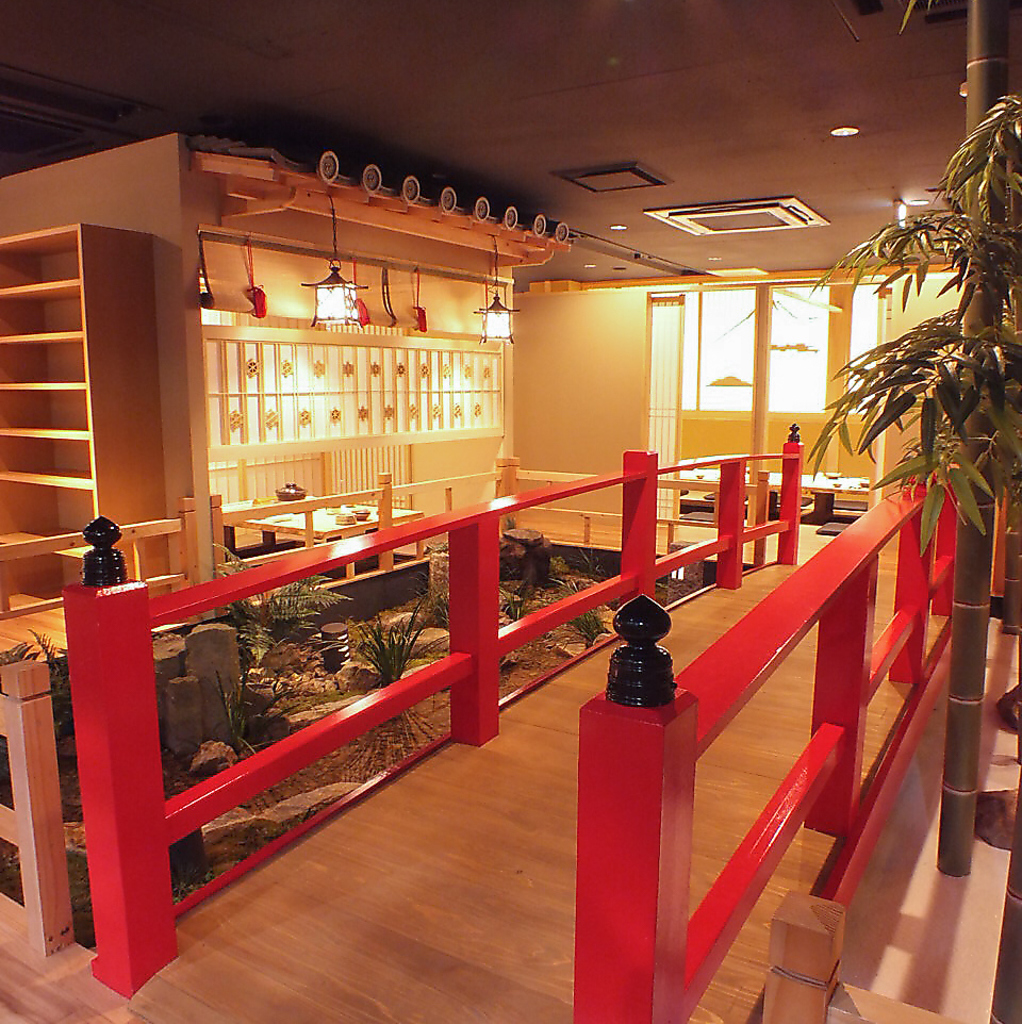 情緒あふれる内観が自慢！当店名物のはりまや橋を眺めながら絶品料理をご堪能下さい…