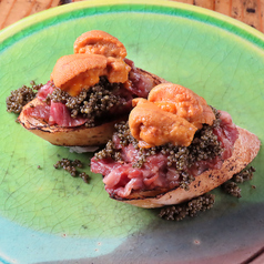 三茶のキャビア和牛ウニのブルスケッタ