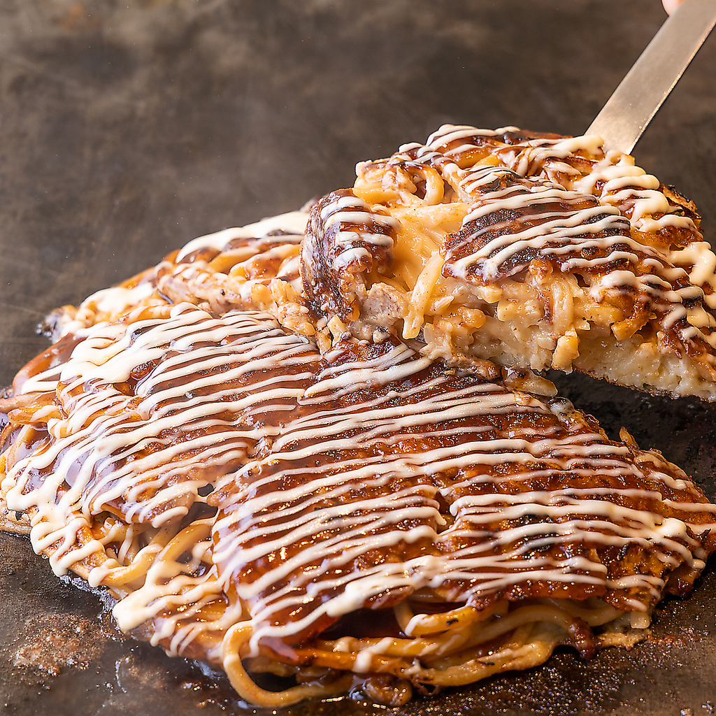 【目の前で焼き上がる様子を楽しめます！】出来上がったお好み焼きを熱々の状態でお楽しみください。