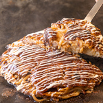 【目の前で焼き上がる様子を楽しめます！】出来上がったお好み焼きを熱々の状態でお楽しみください。