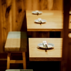 活気溢れるオープンテーブル席！2名×6卓,4名×2卓ございます！連結OKで最大22名様のフロア貸切も可能です☆