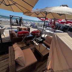 海を一望できるテラス席でお楽しみください♪仲間同士やカップルで、まったり寛いでみてはいかが？絶好のロケーションと、居心地の良い空間をご用意してお待ちしております♪