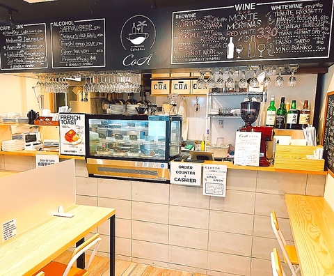 昼からスペインバル風でお好きなアンティパストとワインを選んで嗜める店内
