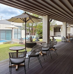 開放的なテラス席♪心地よい風と共に優雅なカフェタイムを♪