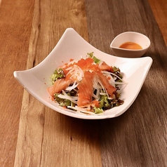 サーモンのシラチャーマヨサラダ　とびこがけ