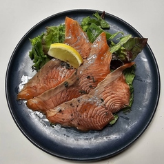 パタゴニア産サーモンの炙りカルパッチョサラダ