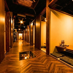 【落ち着いてゆったり寛げる】足をゆったり伸ばせる掘りごたつ個室を完備。落ち着いた雰囲気の中で、誰にも邪魔されずゆったりとお食事をお楽しみいただけます。接待や少人数の飲み会に最適です。心から寛げる空間で、自慢のお料理とお酒ををご堪能ください。