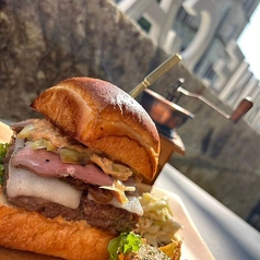 サクッと香ばしい食感が自慢！主役のパティを引き立てる