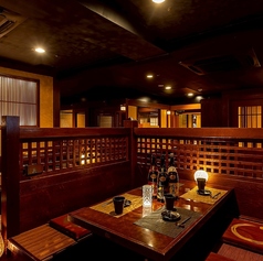 友人や家族との楽しい集まりに最適な6名用のテーブル席。広々としたスペースで、心地よく会話を楽しみながら、料理をシェアして新しい味を発見できます。カジュアルな雰囲気の中、笑い声が響く素敵なひとときを演出します。