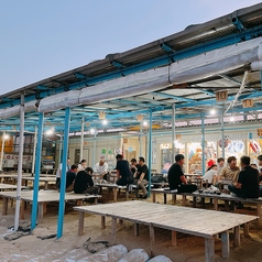 桟敷席とテーブル席が御座います