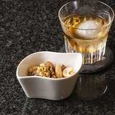 通常ロックは30mlですが、当店は45mlと少し量が多いため、よりゆっくりとお楽しみいただけると思います。