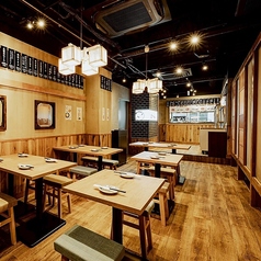 使い勝手抜群！サクッとハイボール99円を一杯飲むのにも最適なのがオープン席！居心地良いかっこいい空間なのにコスパ抜群！