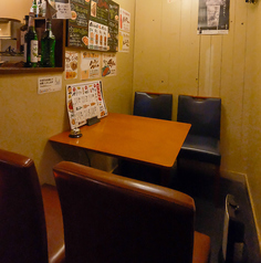 ちょっと隠れたテーブル席（2-4名様）個室ではないけれど、ちょっと隠れたこのお席。デートに最適です