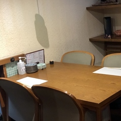 【4名様がけテーブル席】和の趣が溢れるお席となっております。ゆったりと流れる時間をお楽しみください！