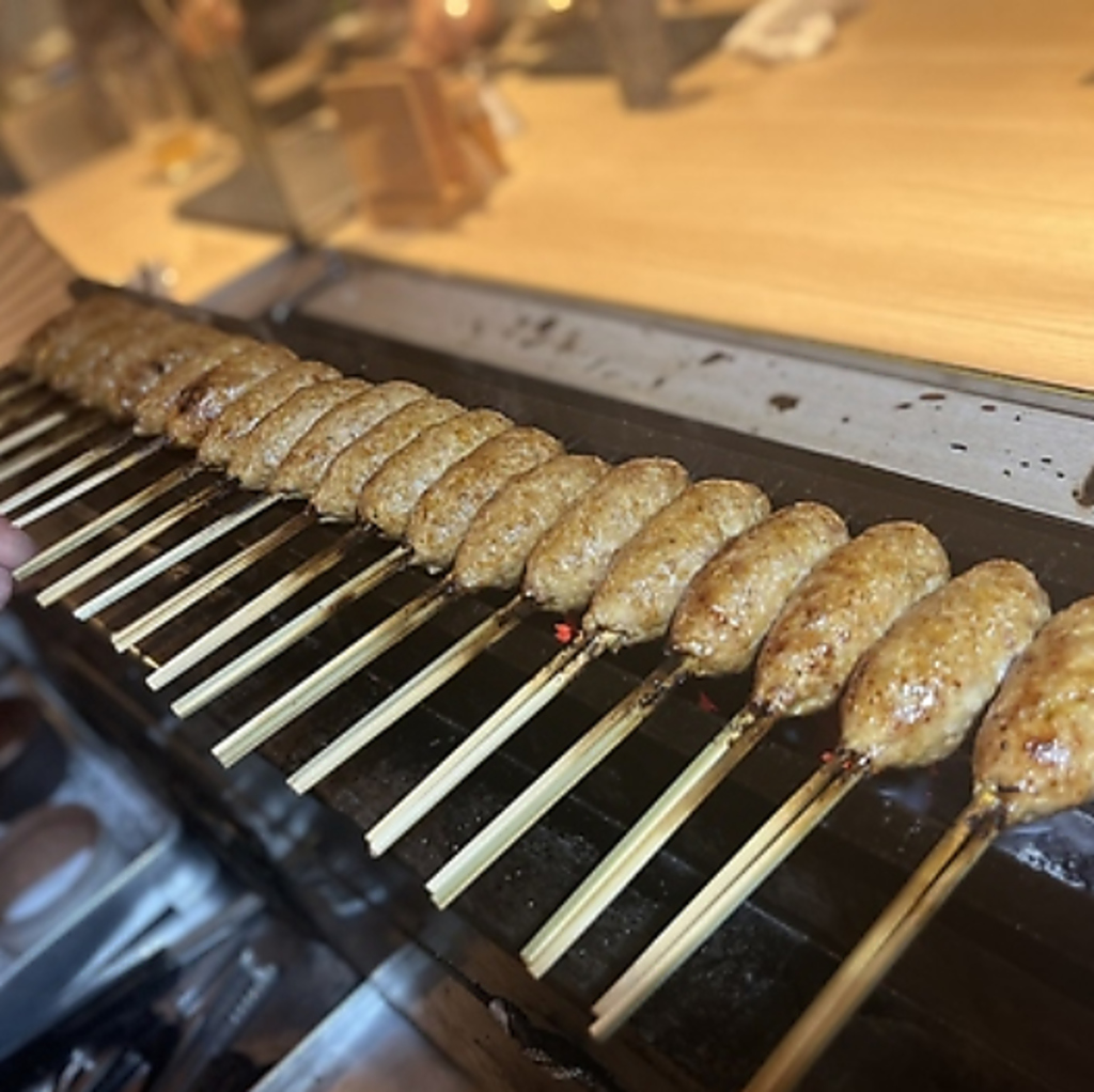 丁寧に手打ちされた串。焼き場から漂う香ばしい香りが、食欲をいっそう掻き立てる自慢の串です！