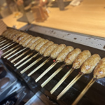 丁寧に手打ちされた串。焼き場から漂う香ばしい香りが、食欲をいっそう掻き立てる自慢の串です！