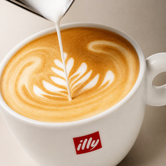 一杯のラテで、ちょっと贅沢なカフェタイムを