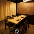 ［4～6名様］落ち着きある照明と壁面の陰影が静寂を演出。無駄を削ぎ落とした美意識が息づく設えは、特別な時間を丁寧に紡ぐ、大人のための贅沢なひと時をご堪能頂けます。席のみ予約も承っております。