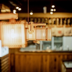 大人シックな雰囲気と大衆酒場感を掛け合わせた居心地の良いオープンテーブル！