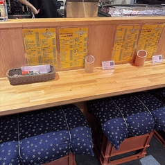 お一人様や軽い食事にぴったりのカウンター席。料理を目の前で楽しめるライブ感と、スタッフとの会話が弾む特別な時間をどうぞ。