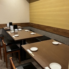 テーブルをつなげることで大人数でのご利用も可能です◎飲み放題付きコースを3,500円(税込)～利用できるのでお気軽にご利用ください♪