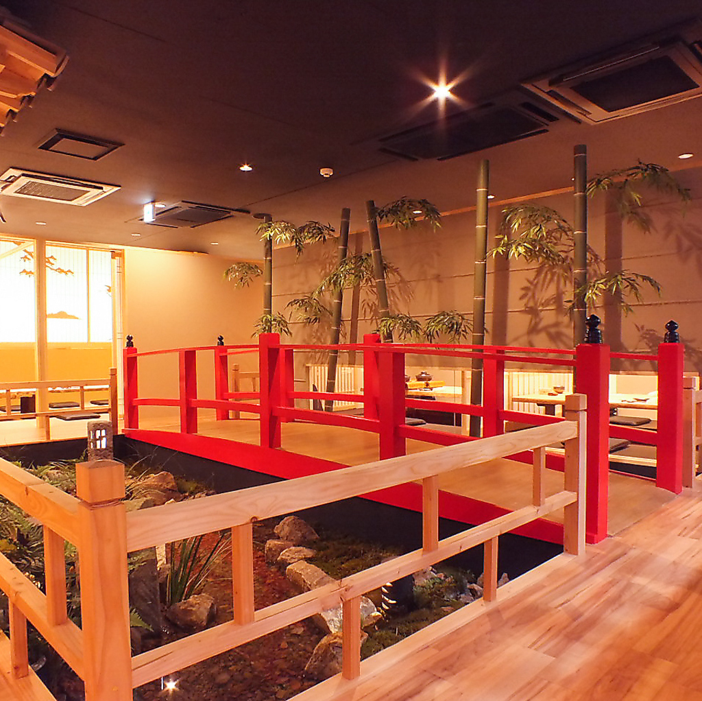 店内に入るとまず目に飛び込んでくる「月輪」のシンボル、『はりまや橋』！！写メ必須☆