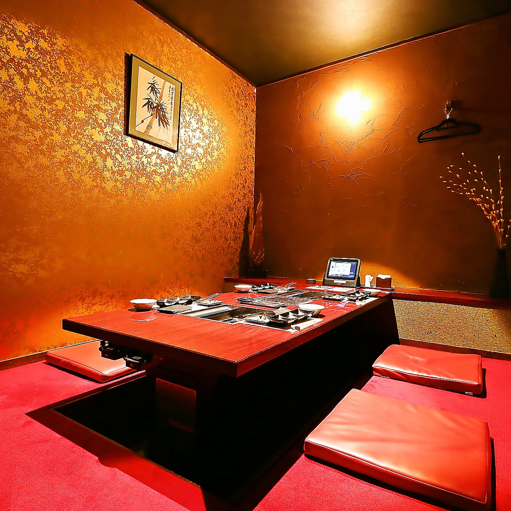 完全個室のプライベート空間。2階席にはゆったり座れる掘りごたつ個室も完備されております。