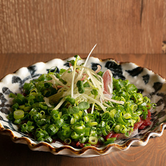 馬刺し焦がしにんにく醤油葱まみれ