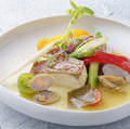 料理メニュー写真 昆布〆真鯛と季節野菜のアクアパッツァ