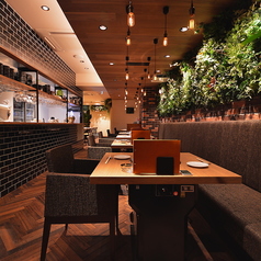 ゆったりお寛ぎいただけるテーブル席