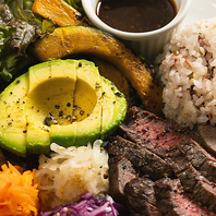 メインの量やトッピングも自在！自分好みの栄養バランス