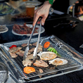 【着火炭、網、プレート】・卓上の炭は着火済み。　炭の追加はスタッフまで。・焼き網40×30cm 1枚/1テーブル・アルミプレート（鉄板がわり）1枚/1テーブル※受付まで※画像はイメージです。