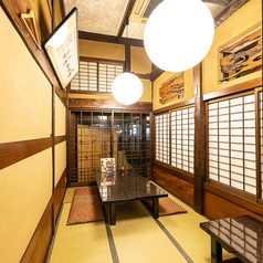 【座敷】4名様席。フラットなお座敷席は落下の心配がないため、小さなお子様連れも安心です。