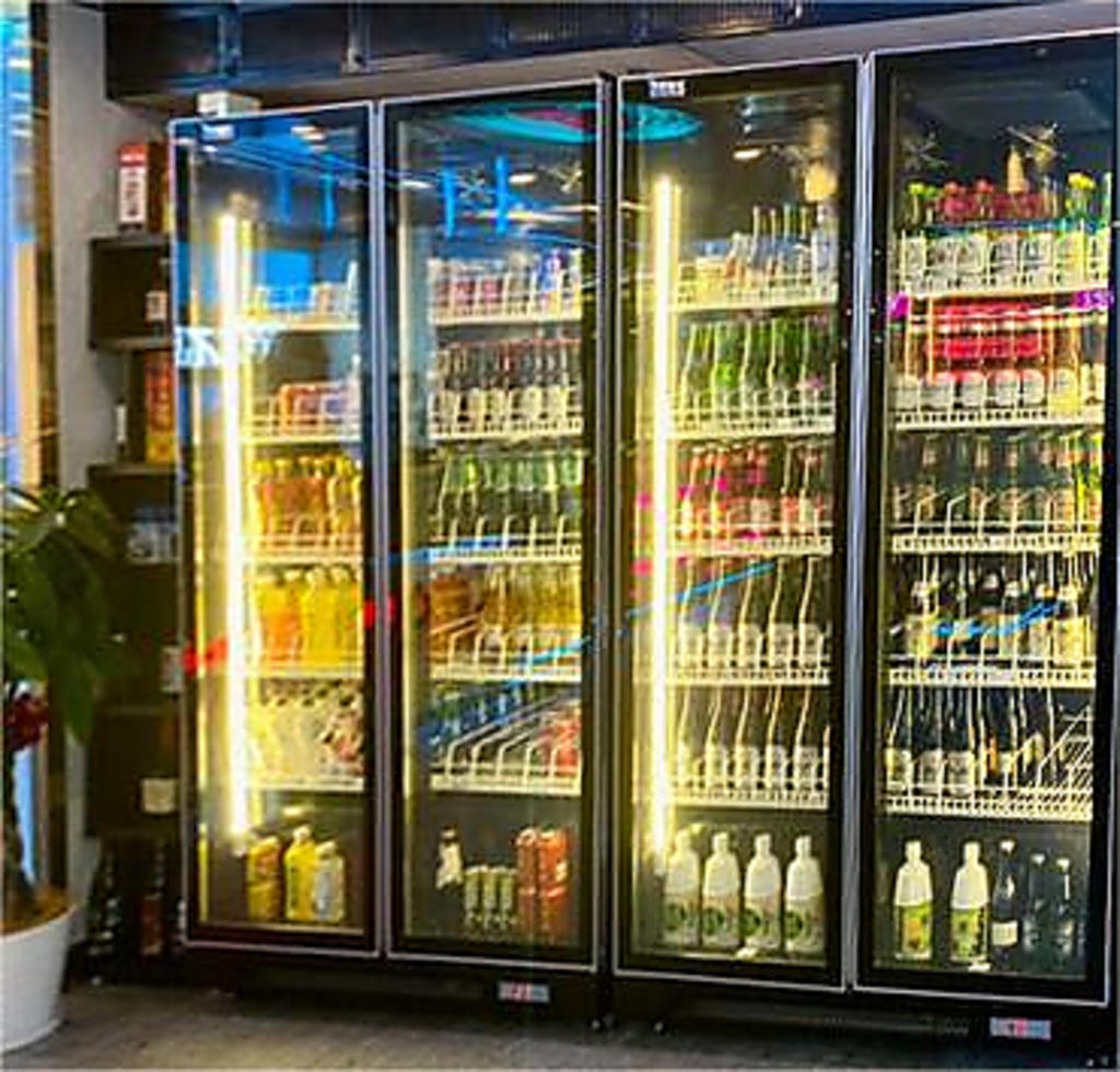 ネオンの煌めきやショーケースに並んだドリンク、串焼きの香り…