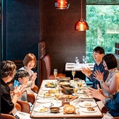 お子様連れのお客様も安心してご利用いただけるよう環境を整えております。キッズチェアやお子様用食器、エプロンのほか、オムツ交換台が完備された多目的トイレや授乳室も完備し、離乳食の持ち込みも可能です。※写真はイメージです。