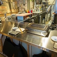 立ちカウンターからテーブル席などございます。