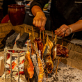 『五感で味わえる炉端焼き』の村木屋。当店では厳選した食材そのものの旨さをお客様にご提供、職人が焼き上げる炉端焼きではお料理は勿論、焼き過程までお客様にお楽しみいただけます。カウンターでは目の前で焼き上げる躍動感を。テーブルではふんわり香る炭火と最高のお料理を。個室では落ち着いた高級感あるお時間を。