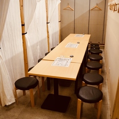 【テーブル：4名様×2卓】4名様用のテーブル席は、2名個室と連結し10~15名様の宴会利用も可能です。飲み放題付きの宴会コースもございます。詳細はお気軽にお問い合わせ下さい♪