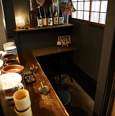 大人が夜な夜な集う隠れ家のような雰囲気の当店は静かに美味しいお酒を嗜むデートにも最適です。
