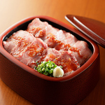 黒毛和牛が最高に美味しいステーキ重。低温調理でじっくり調理しております。
