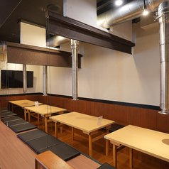 4～6名で座れるテーブル席は、会社帰りの仲間との飲み会や友人との集まりにぴったり。掘りごたつ半個室座敷タイプもあり、長時間でも快適に過ごせます。コース料理利用にも便利なスタイルです。