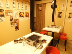 懐かしい大阪の韓国焼肉屋が原点のふたご屋は明るい活気のある店内。肉のプロスタッフがご希望やお肉の種類によってお焼き致します。盛り上げなどもおまかせあれ！