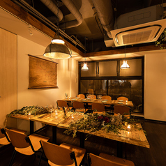新宿でワンランク上の飲み会をご希望のお客様にオススメです。某有名デザイナーが手掛けた空間造りの内装です。