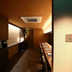 貸切は最大8名までご案内可能です。お電話にて事前にお問い合わせいただけますと幸いです。ゆったりと寛げる居心地の良さ。鉄板の上で沸き起こる音と香りを背に五感を刺激されながら、絶品料理とお喋りを満喫できる。少人数宴会でのご利用や友人とのお食事に是非。