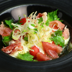 生ハムと大葉でカプレーゼ仕立て