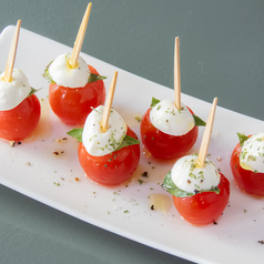 トマトとバジルのカプレーゼのピンチョス