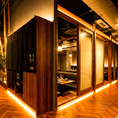 【洗練された和の空間で大切なひとときを】落ち着いた黄金色の壁と間接照明が、上品で洗練された雰囲気を醸し出す掘りごたつ個室は、足を崩してリラックスできるため、長時間の接待や特別な会食に最適です。他のお客様を気にせず、格調高い空間で美食をご堪能いただける空間になります。