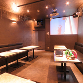 プロジェクター完備の大人数でも一度に集まれるパーティールームをご用意しております!音響、照明、映像設備がしっかりと整った大部屋でぜひ歓迎会や送別会、同窓会や誕生日パーティーでご利用ください!